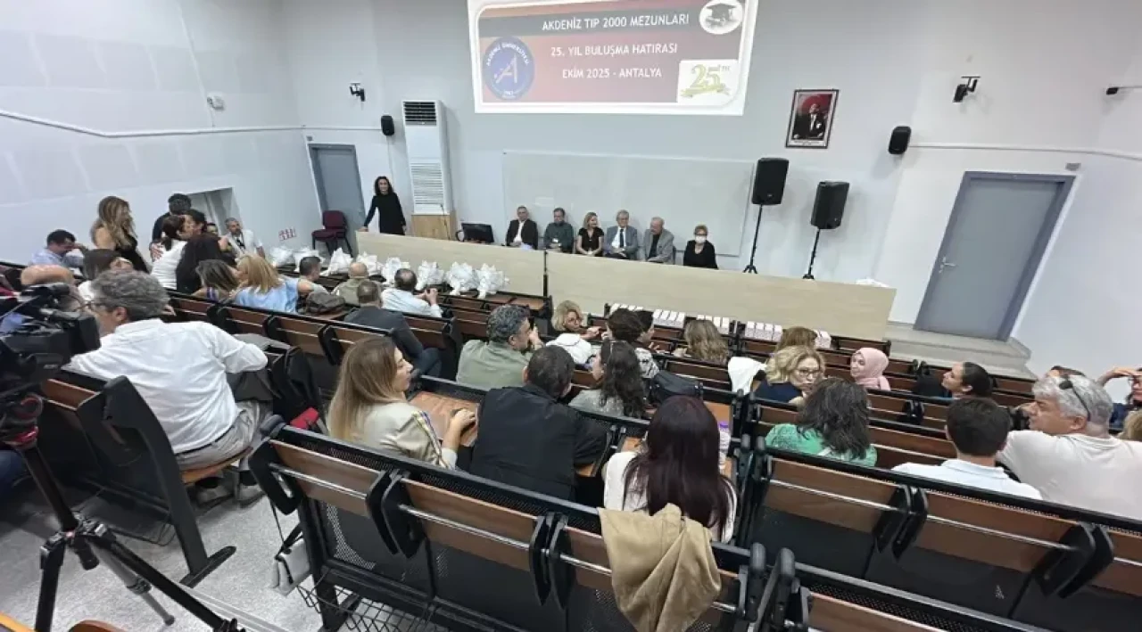 Mezunlar 25 yıllık aradan sonra tekrar cübbe giydi