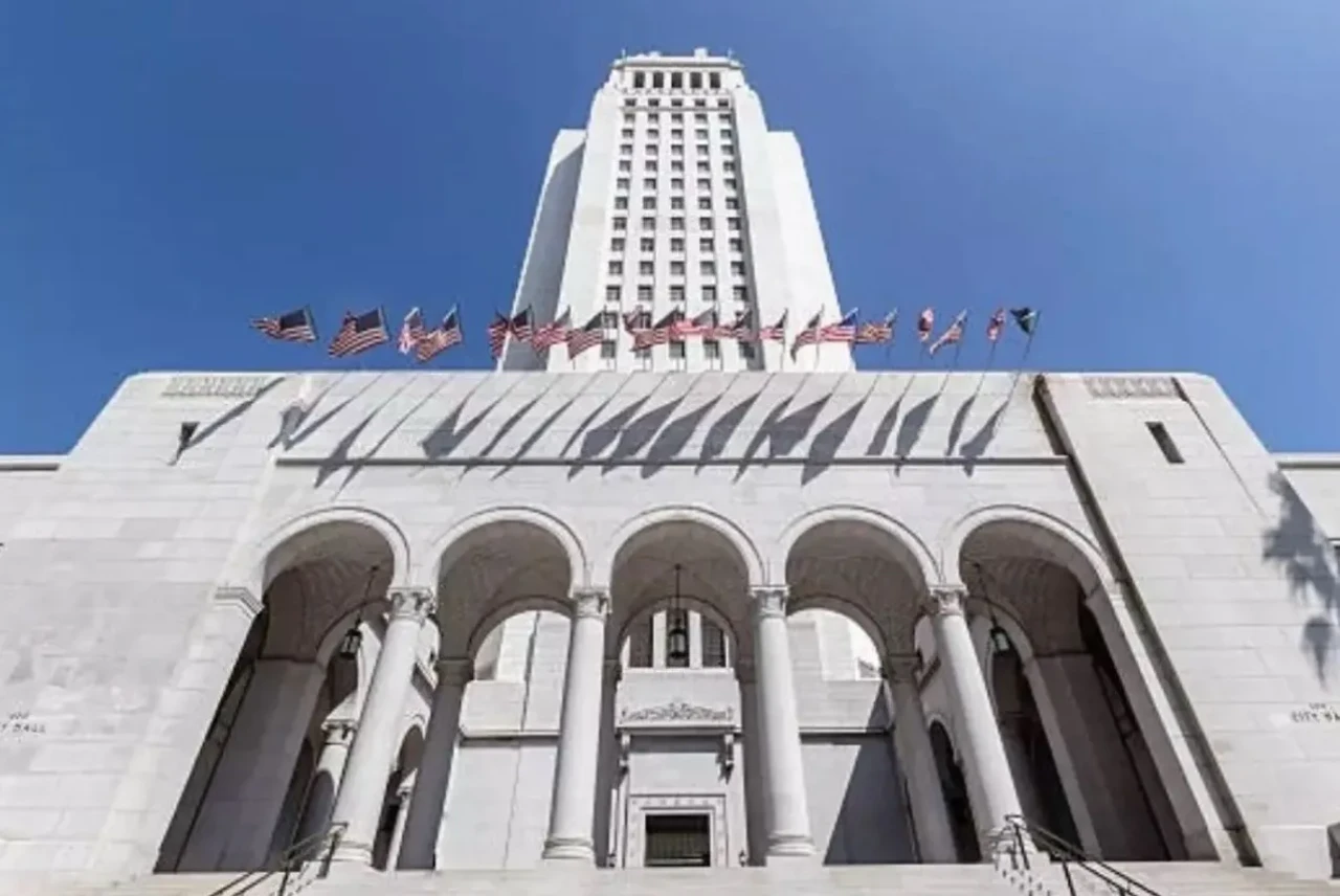 Los Angeles’ta Belediye binasına araç çarptı: Bina tahliye edildi