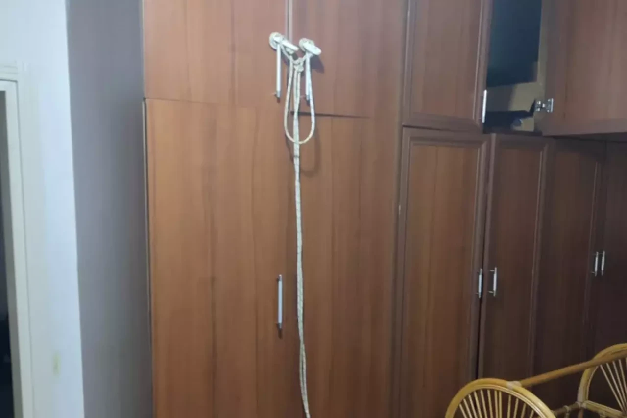 2 çocuk annesi kadın dolaba asılı halde bulundu