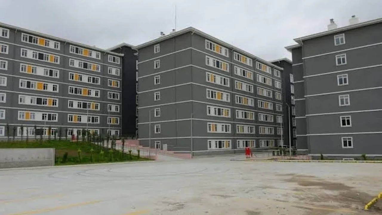 Balıkesir'de yurdun 3. katından düşen genç kız hayatını kaybetti