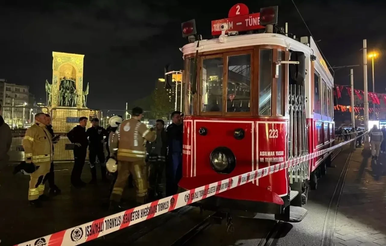 Taksim’de korkutan anlar: Nostaljik tramvayda yangın çıktı