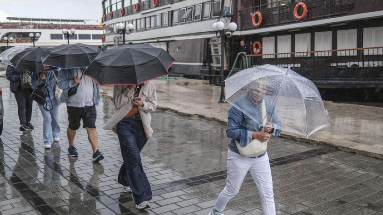 Kuvvetli yağış ve fırtına alarmı: AKOM İstanbul’u uyardı