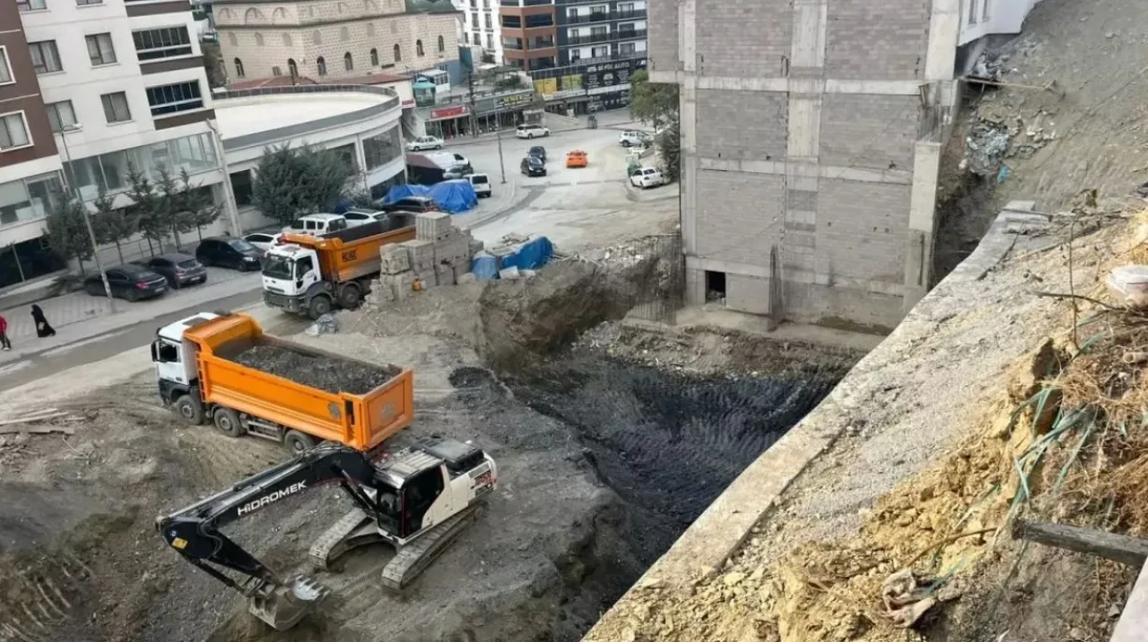 Mamak’ta inşaatta toprak kayması: 17 katlı bina boşaltıldı