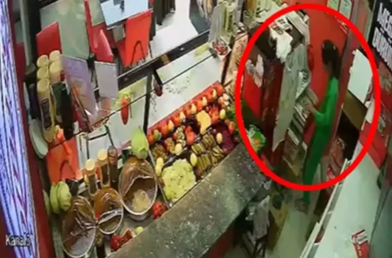 Hırsızlık anı kamerada! Küçük çocuk kasadan 3 bin TL çaldı