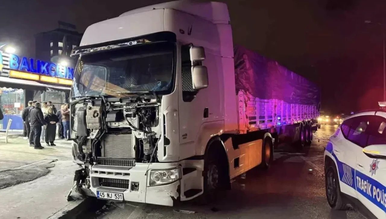 Facianın eşiğinden dönüldü: Tır park halindeki otomobillere daldı