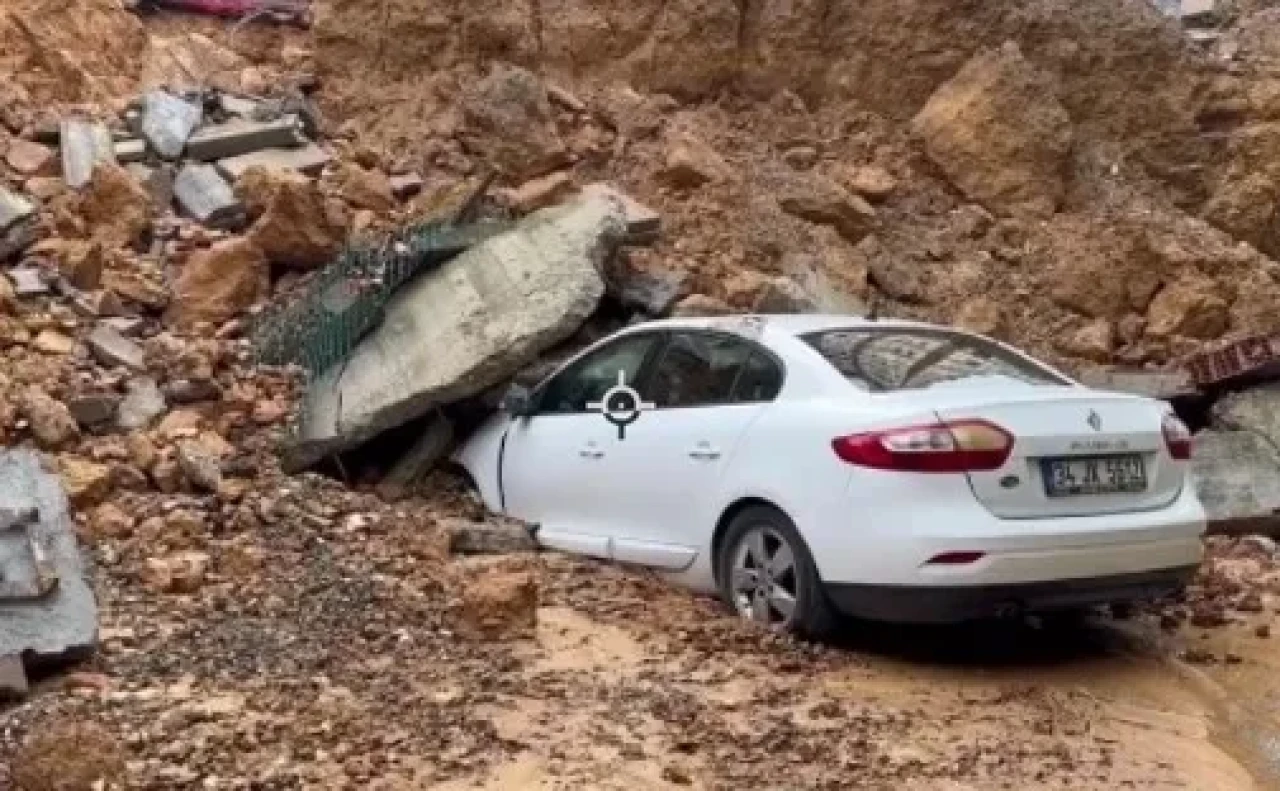 Maltepe’de istinat duvarı çöktü: Araçlar enkaz altında kaldı