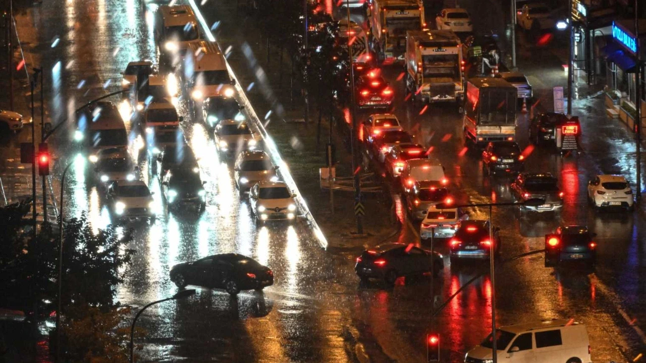 İstanbul'da şiddetli yağış trafiği kilitledi, vatandaşlar sığınak aradı