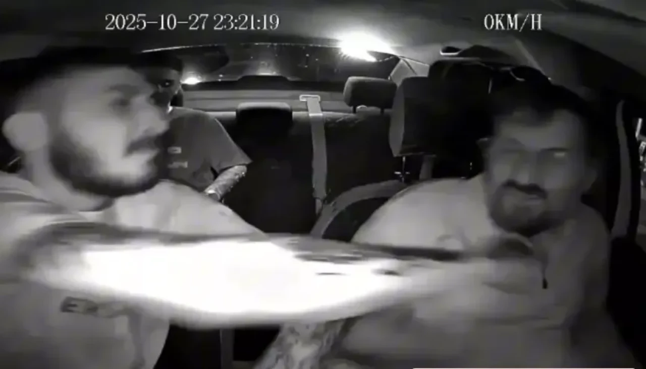 Taksi şoförüne küfürler savurup darp etti