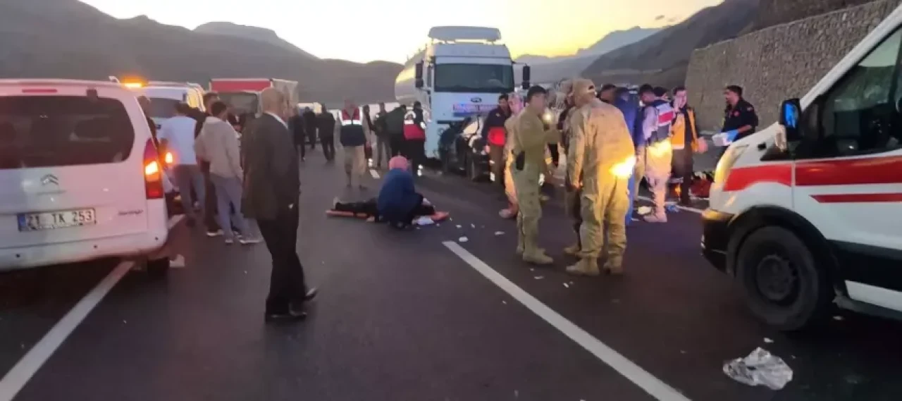 Hakkari'de feci kaza! Yakıt Tankeri ile Otomobil Çarpıştı: 2 ölü, 4 yaralı