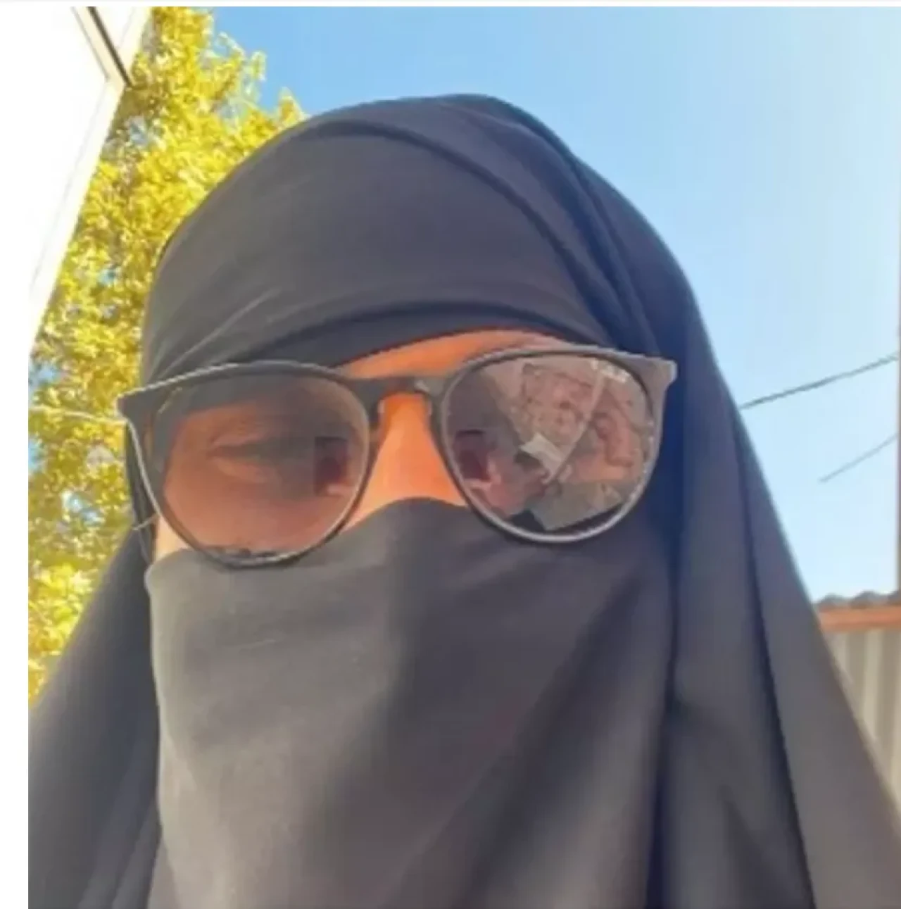 Siyah çarşaf giyerek metroya bindi, gözaltına alındı