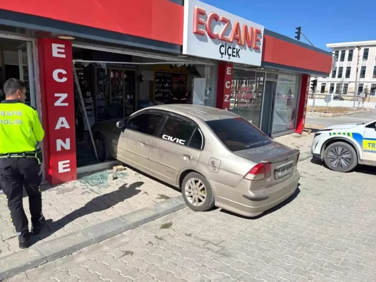 Malatya'da akıl almaz kaza! Park halindeki araç eczaneye daldı