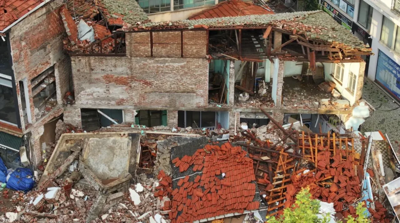 Balıkesir'de peşi sıra artçılar! Tam 300 sarsıntı kaydedildi