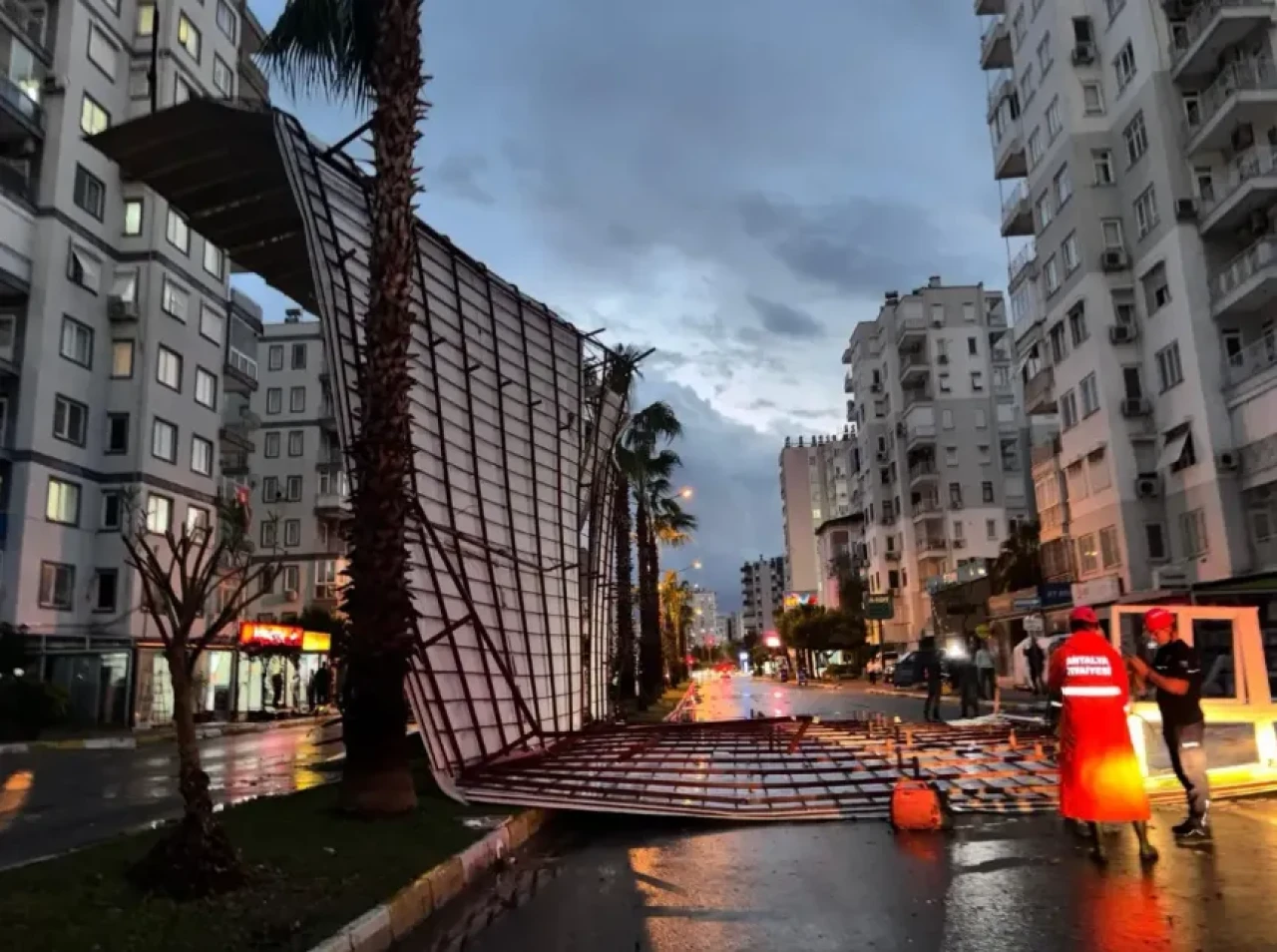 Antalya şiddetli yağış hayatı olumsuz etkiledi