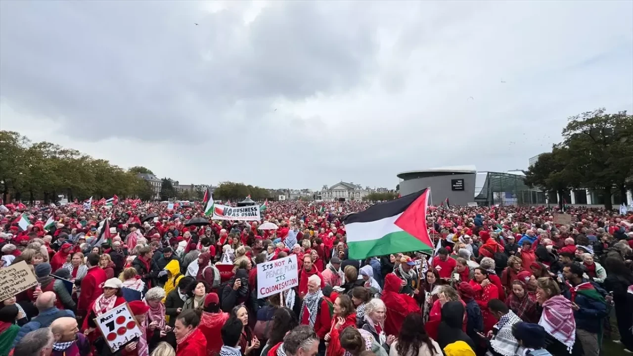Amsterdam’da tarihi protesto: 250 bin kişi İsrail’e verilen desteğe karşı yürüdü