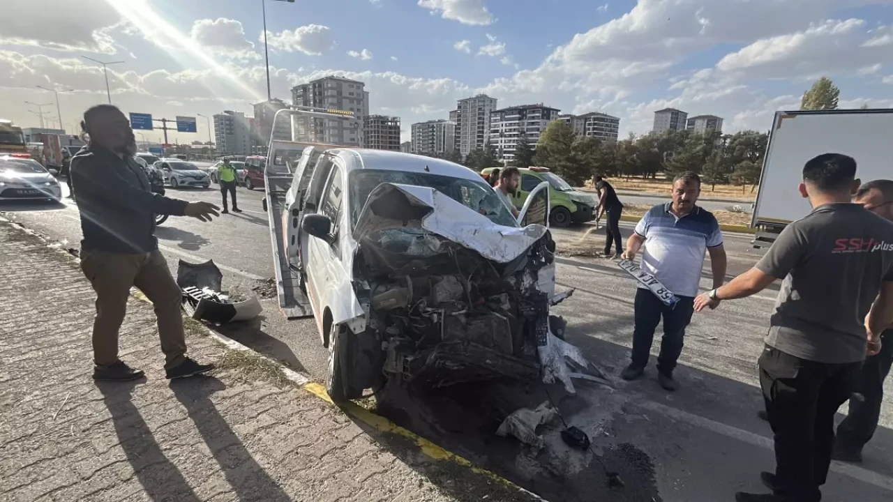 Sivas'ta kontrolden çıkan araç karşı şeride geçti: 1 ölü, 4 yaralı