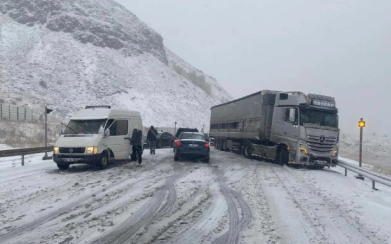 Kar yağışı fena bastırdı! 15 ilimiz beyaza büründü