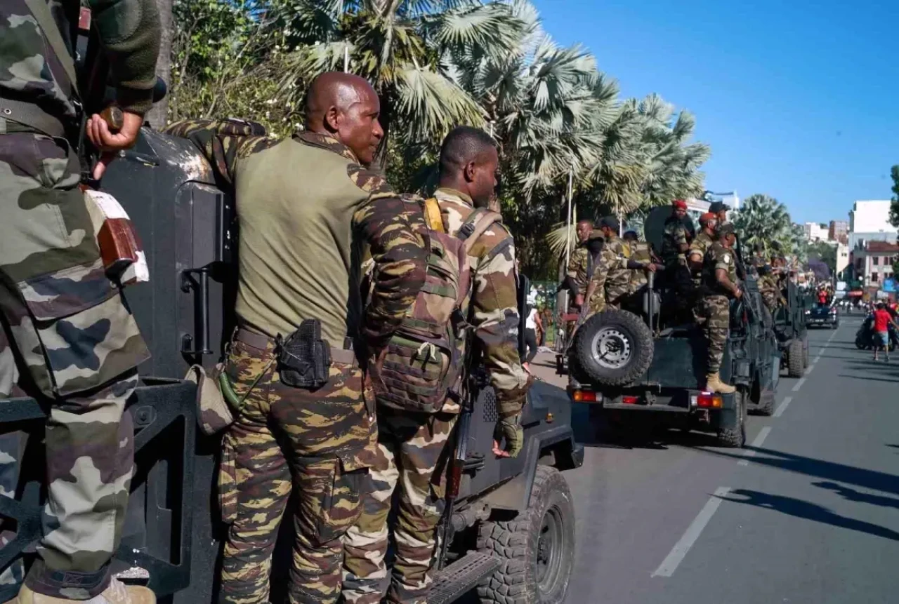 Madagaskar’da siyasi kriz derinleşti: Devlet Başkanı Rajoelina görevden alındı