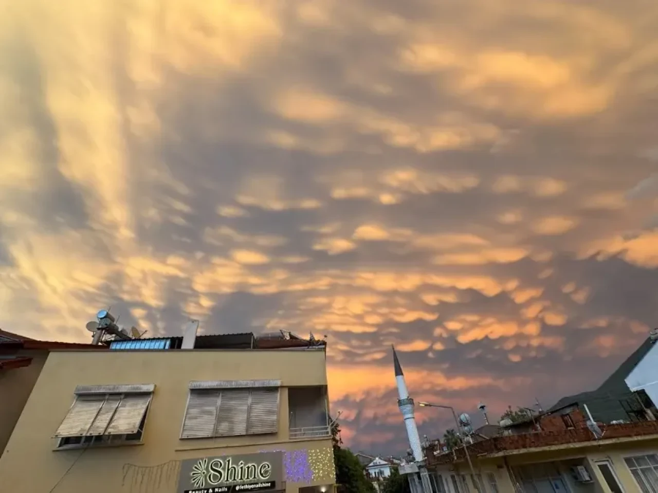 Fethiye'de Görsel Şölen: Mammatus Bulutları gökyüzünü süsledi