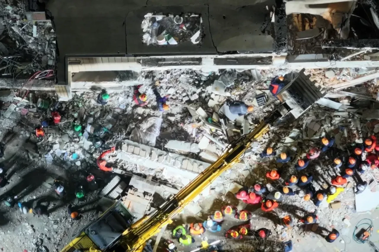 Gebze'de çöken binanın enkazından 19. saatte bir kişi daha çıkarıldı