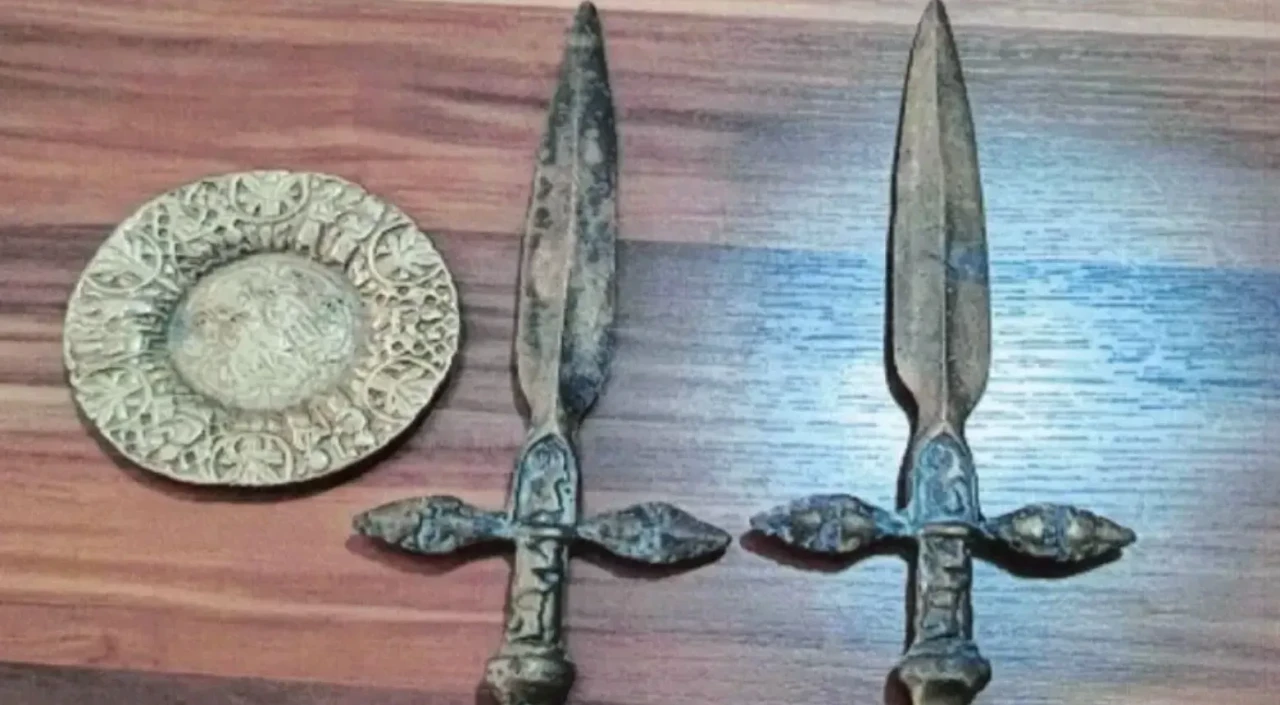 Bolu’da tarihi eşya operasyonu: Altın tozu ve 335 değerli taş ele geçirildi