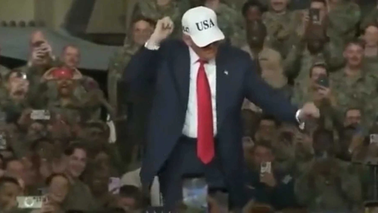 Trump Japonya’da askerlere seslendi ardından dans etti