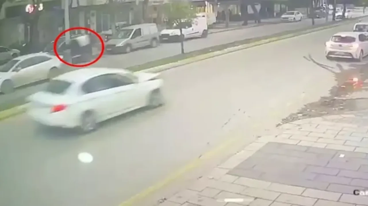 Sakarya'da feci kaza! Otomobilin çarpmasıyla savrulan yaşlı kadın hayatını kaybetti