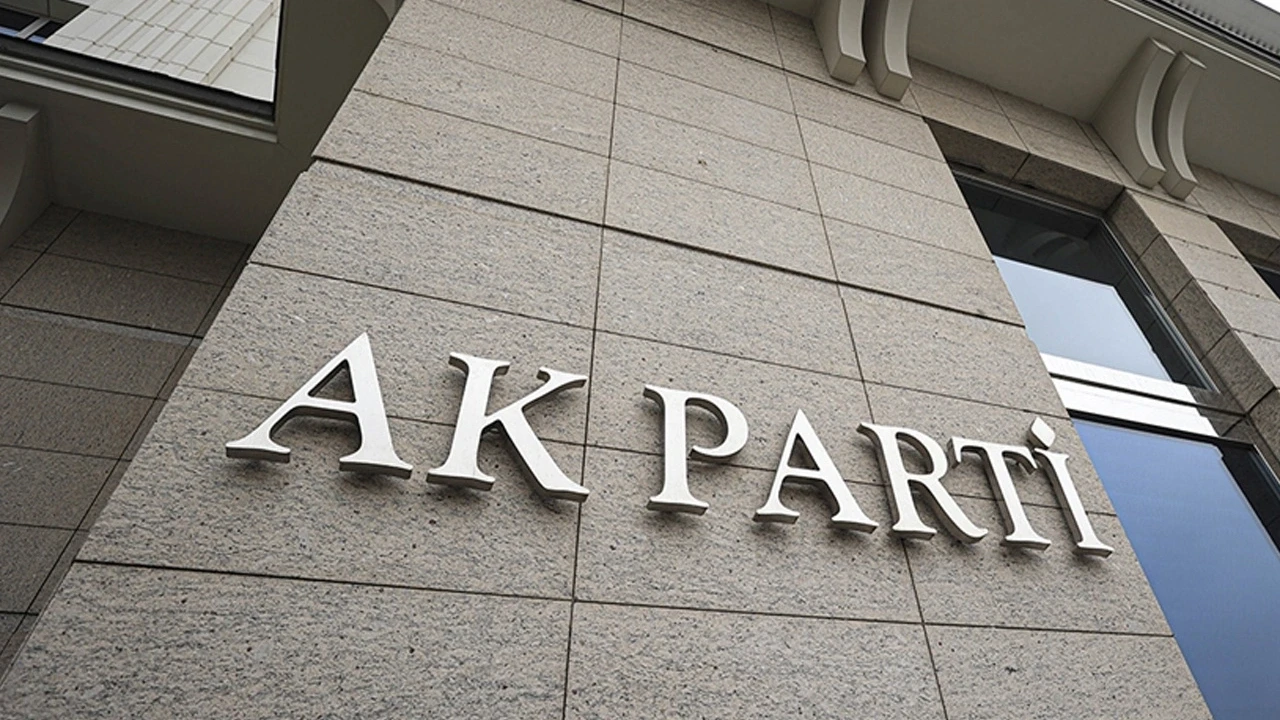 AK Parti İstanbul’da 3 ilçede görev değişimi: İlçe başkanları alındı