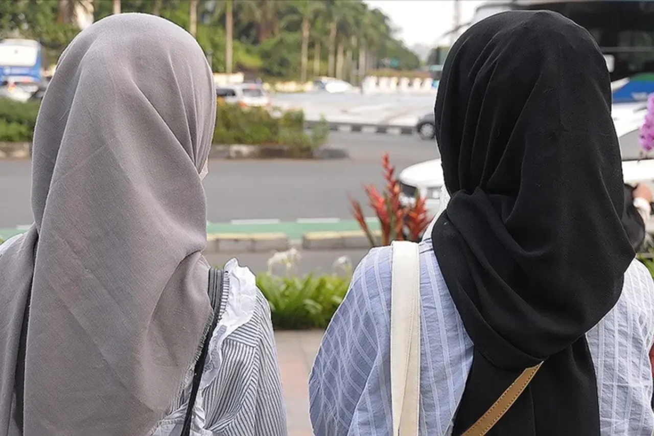 Yüzde 92'si Müslüman olan ülkede okullarda başörtüsü yasaklandı