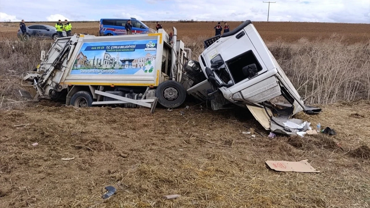 Kontrolden çıkan çöp kamyonu devrildi: 3 İşçi yaralandı