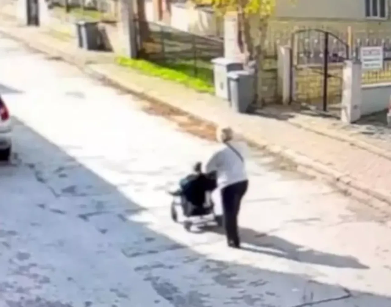 Para dolu çantayı arabanın üstünde unuttu: Bulan kadın sırra kadem bastı