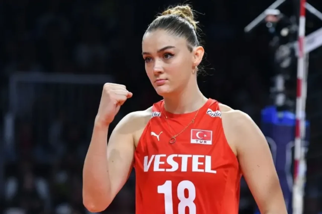 Zehra Güneş'in mini etekli asansör pozu tartışma yarattı