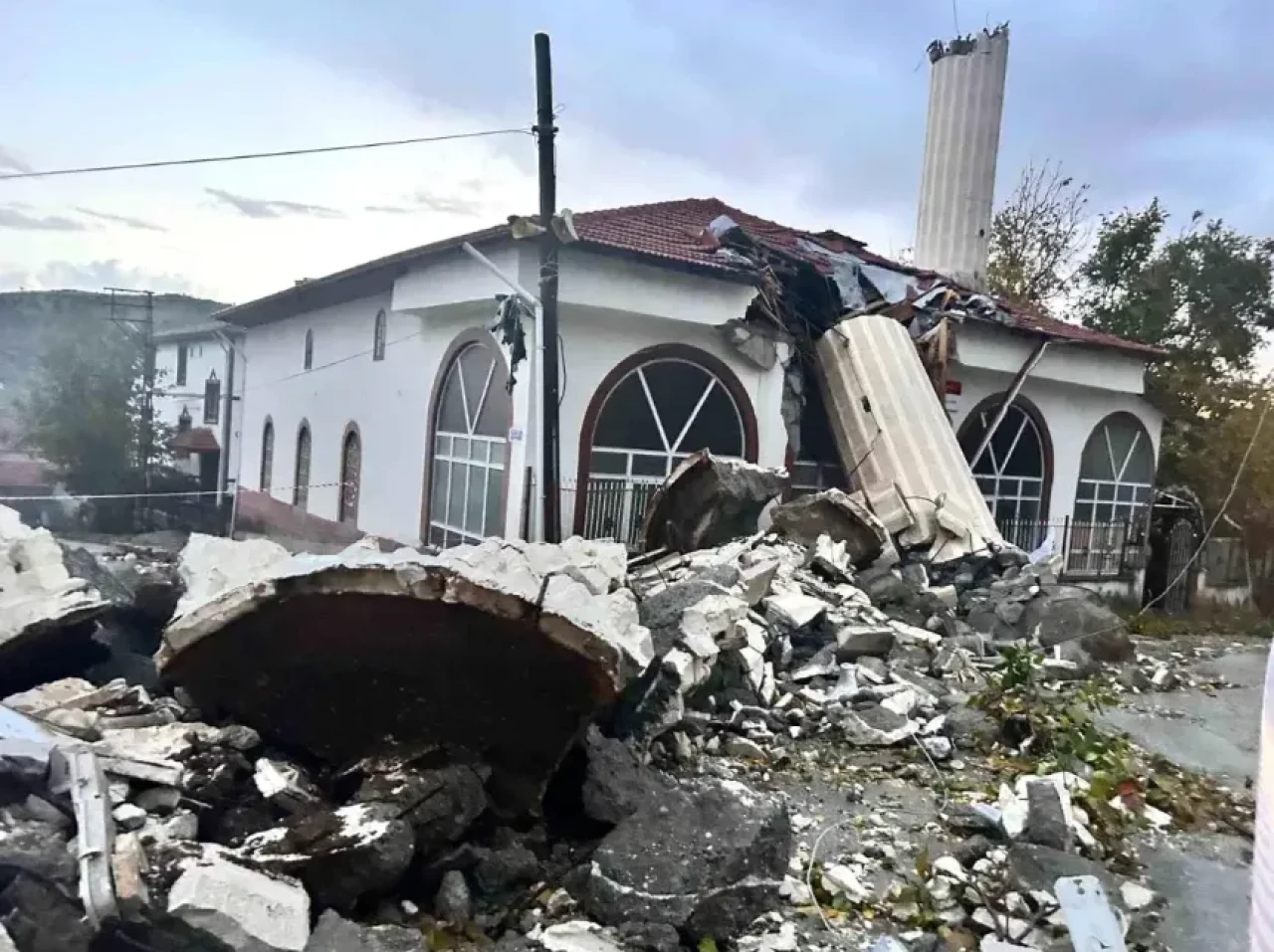 Fırtına camii minaresini yıktı, cemaat faciadan kıl payı kurtuldu