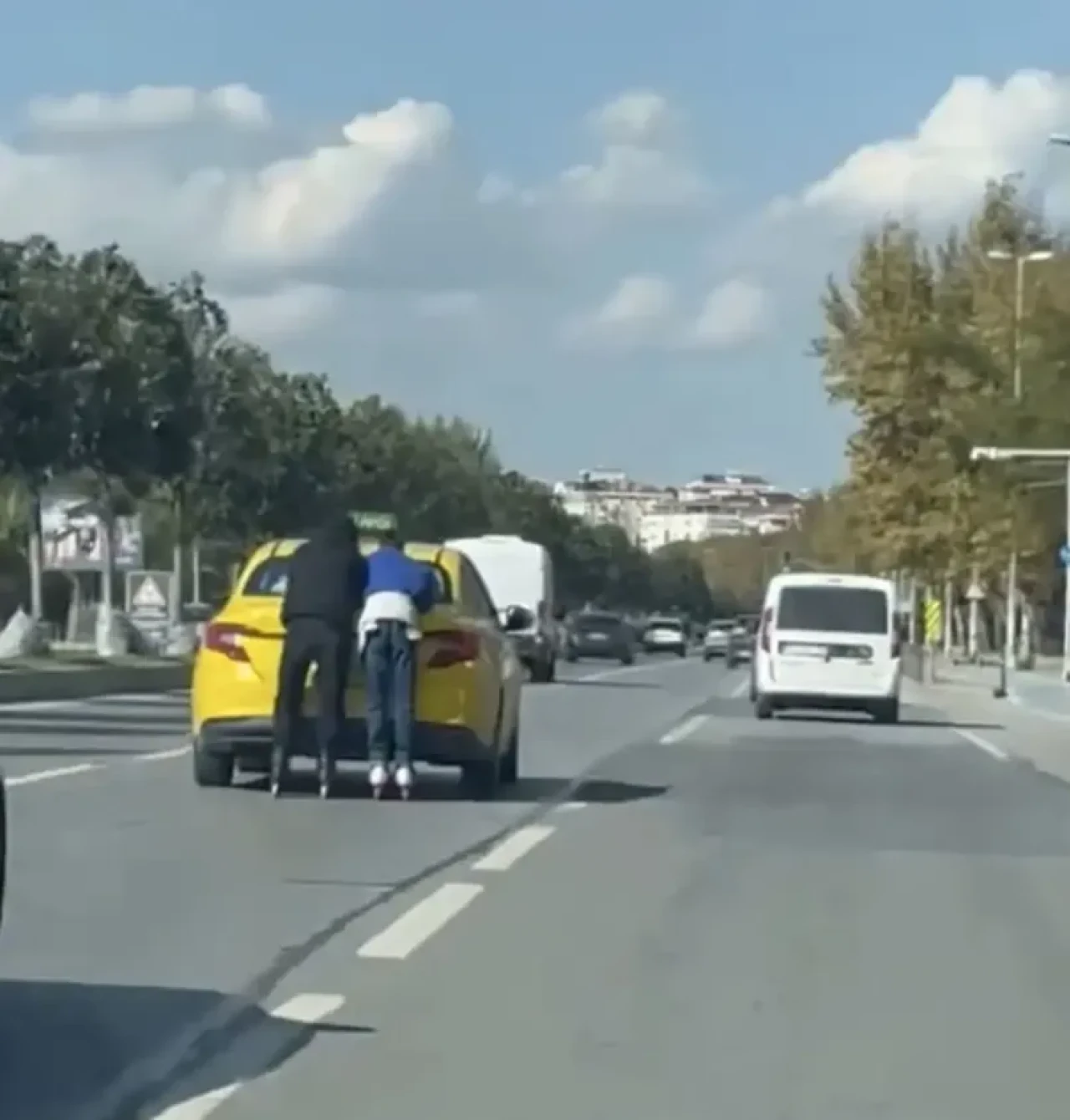 Maltepe'de tehlikeli yolculuk! Patenli gençler taksinin arkasına tutundu