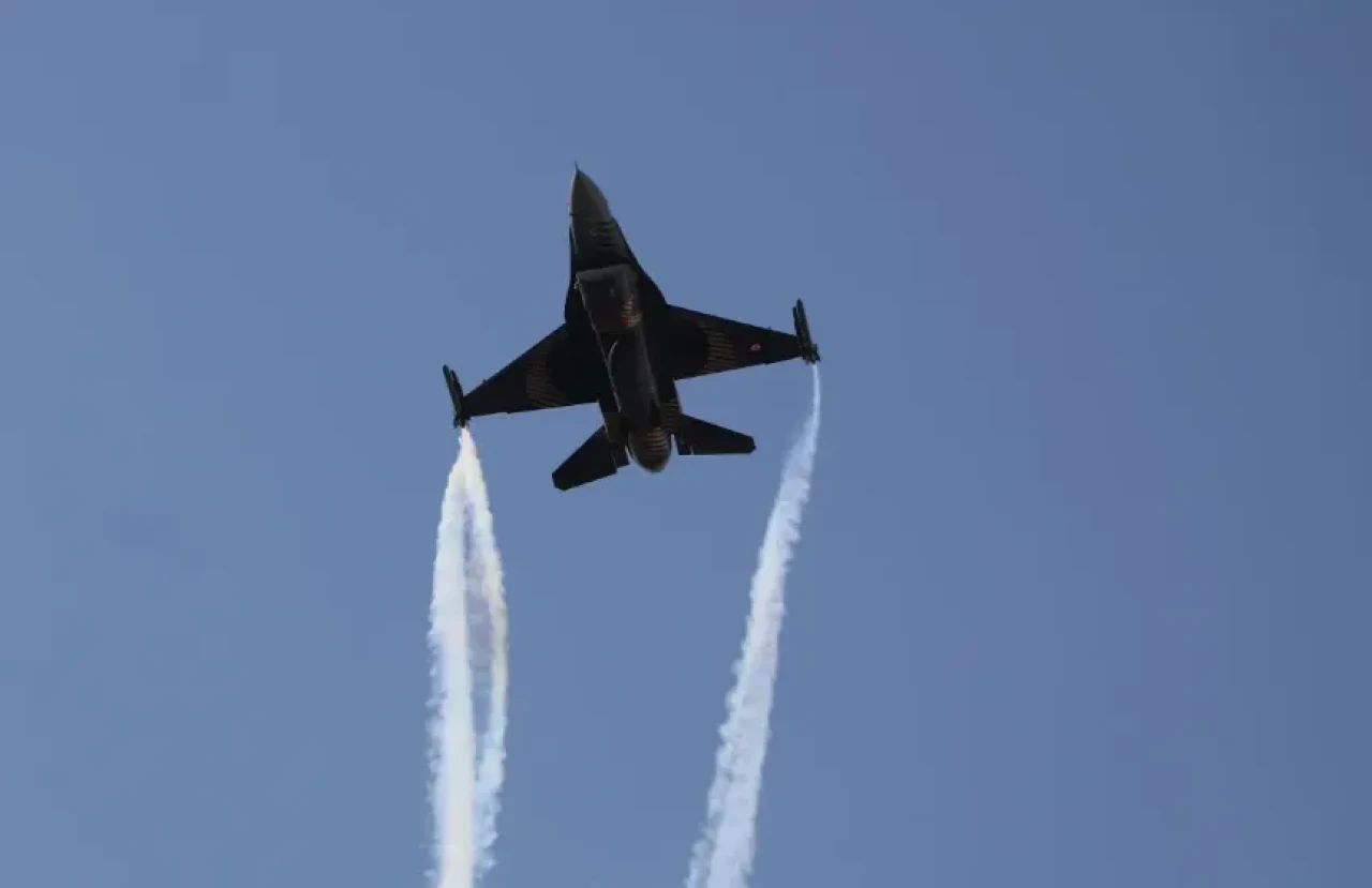 Akrobasi timi gökyüzünde! Denizli'de SOLOTÜRK gösterisi