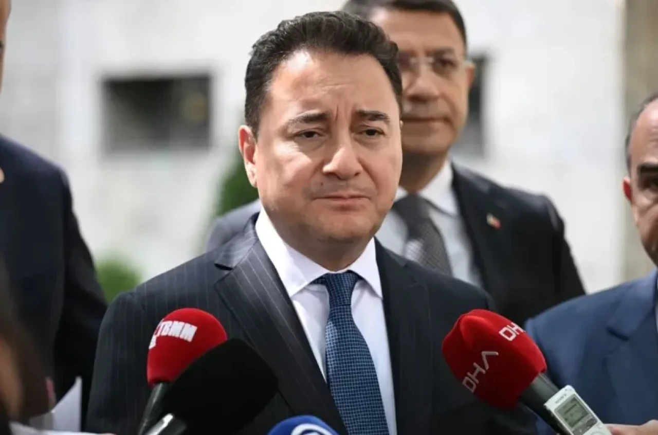 Babacan'dan kendisinden helallik isteyen gence anlamlı yanıt