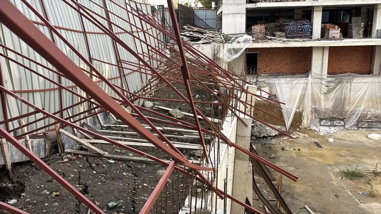 Samsun’da istinat duvarı alarmı: İstiklal Caddesi trafiğe kapatıldı