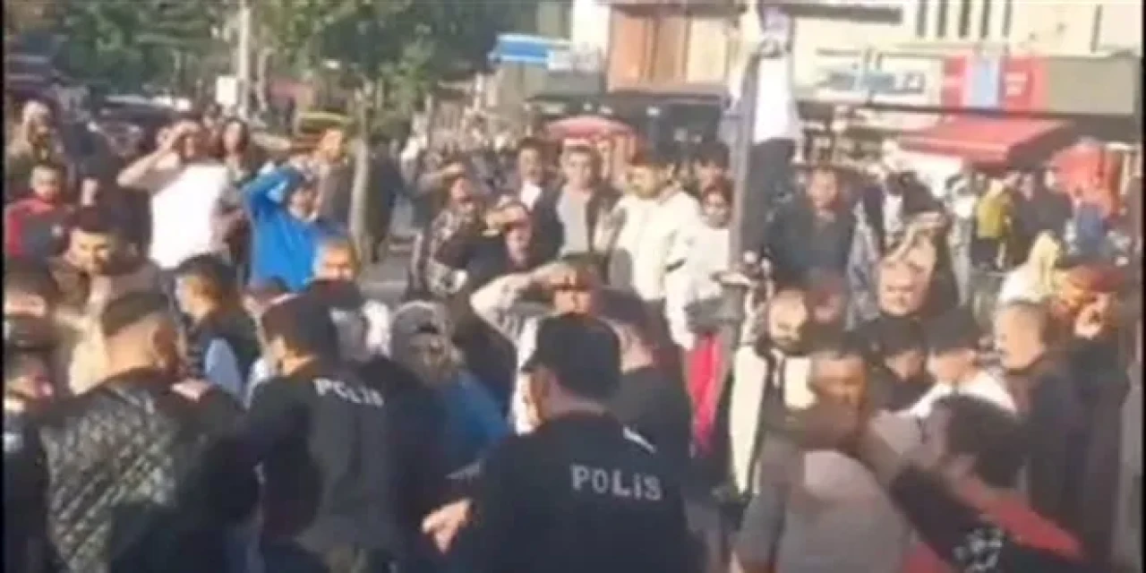 Liseli kızları taciz etti, esnafın gazabına uğradı!