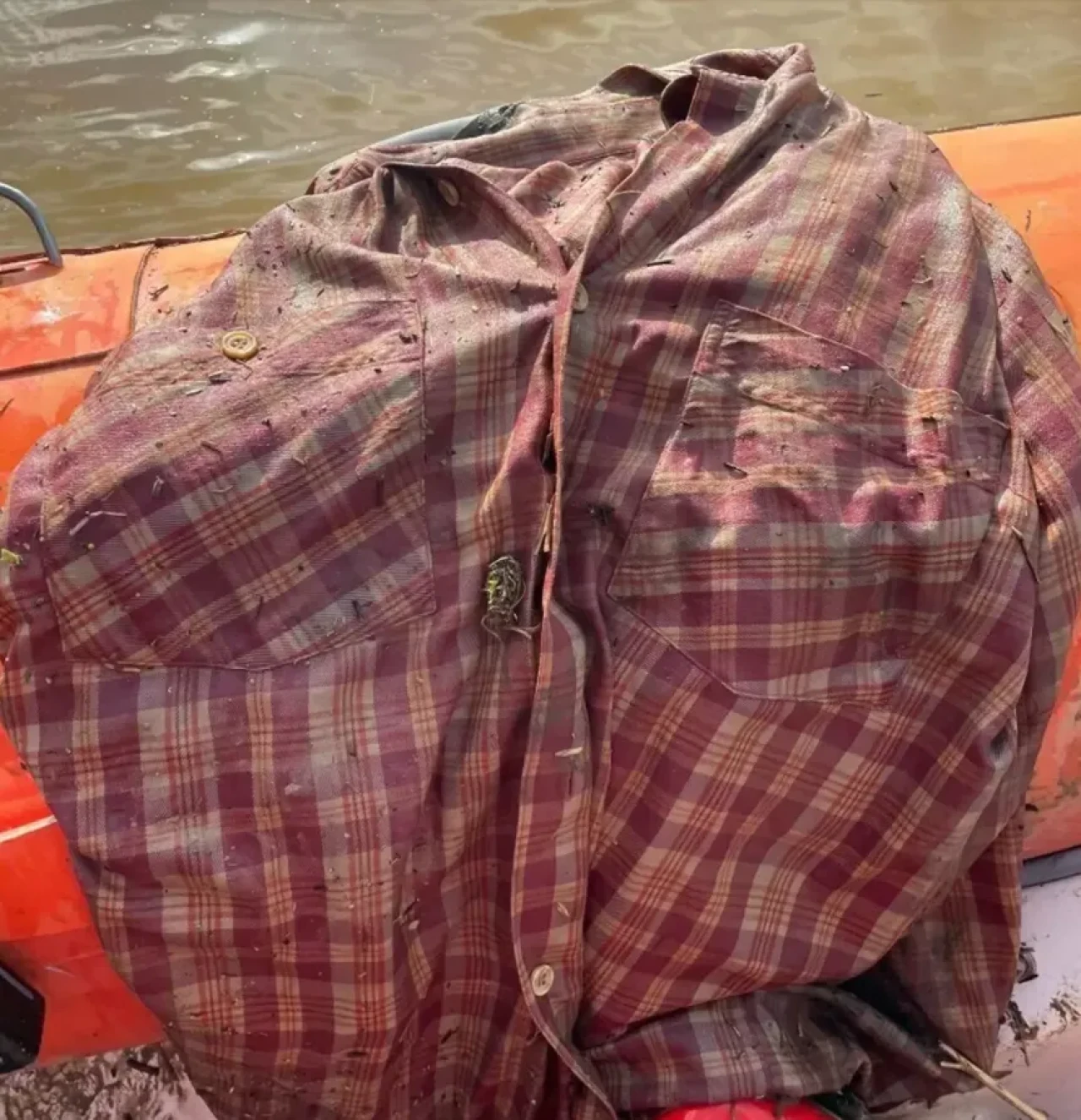 Sel sularına kapılıp kaybolmuştu! Gömleği bulundu