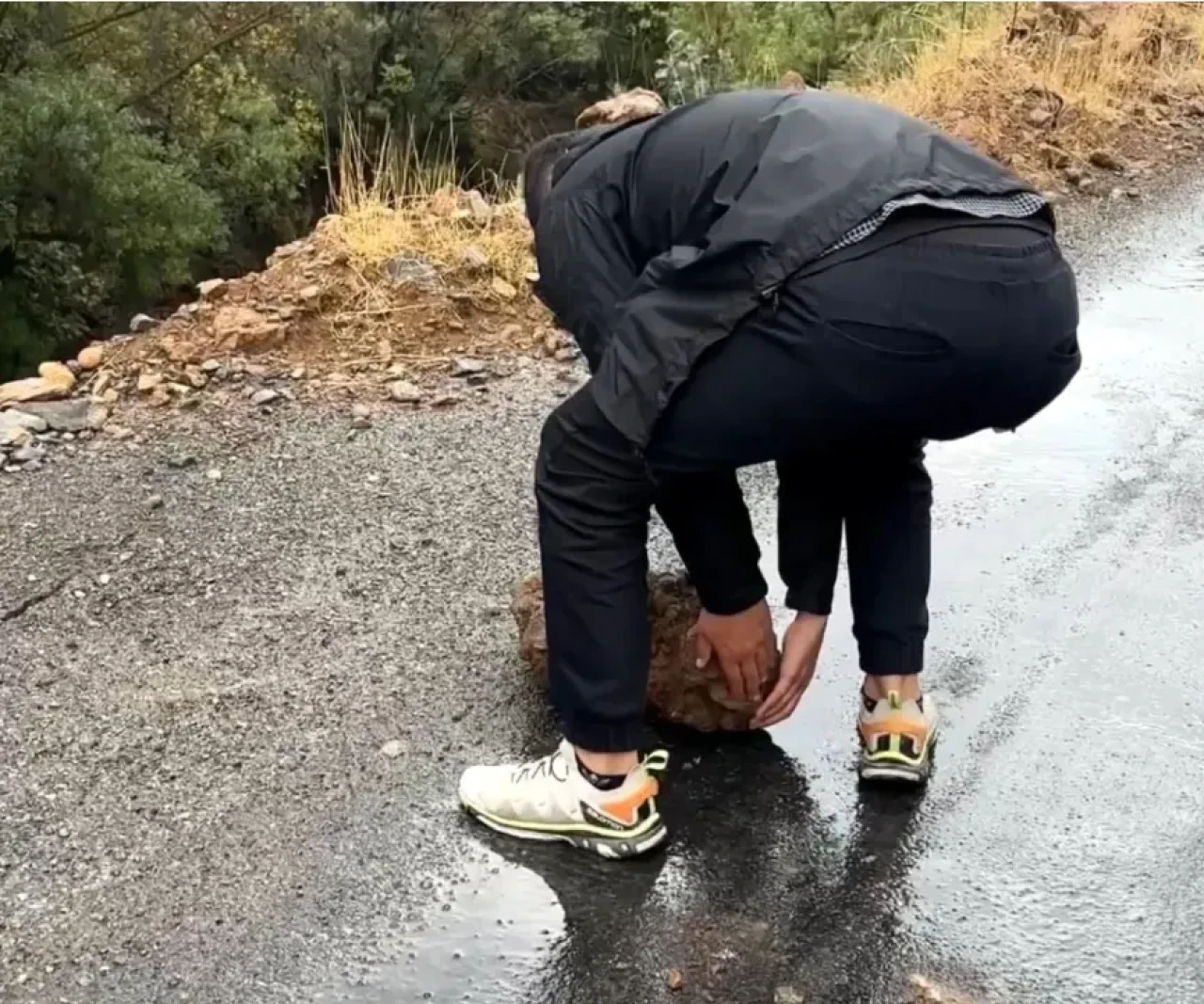 Hakkari'de yolun ortasına kaya parçaları düştü