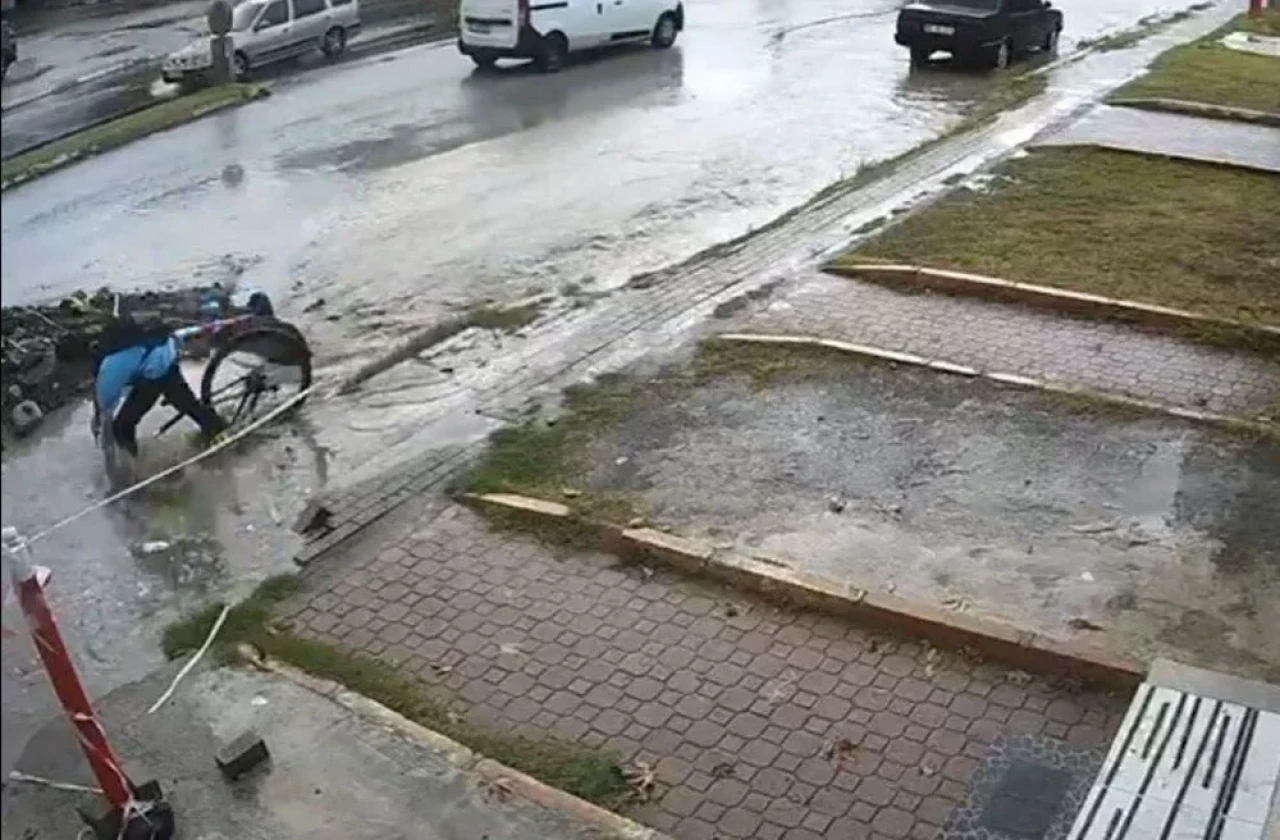 Lise öğrencisi bisikletiyle yağmur suyu dolu çukura düştü