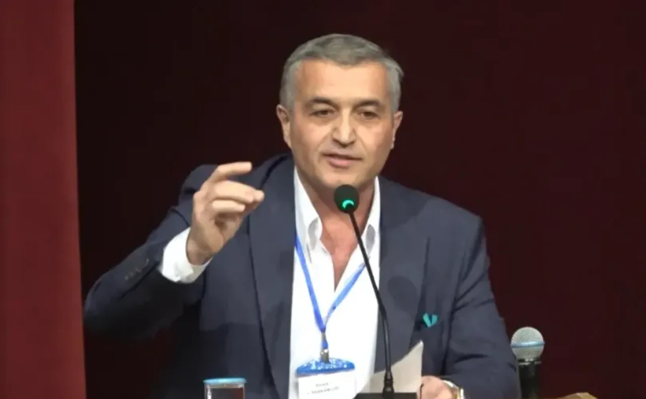 Tansiyon yükseldi! CHP Genel Kurulu'nda 'etek' krizi