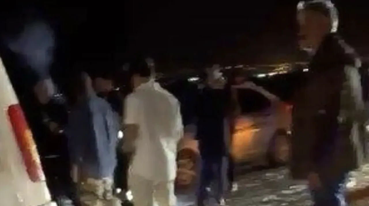 Hatay'da yolcu minibüsü traktör römorkuna çarptı: 15 yaralı