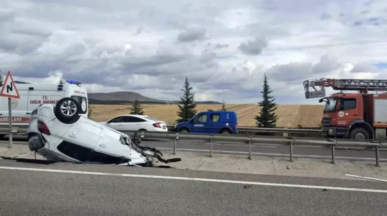 Kontrolden çıkan otomobil takla attı, tekeri karşı şeride savruldu: 2 yaralı