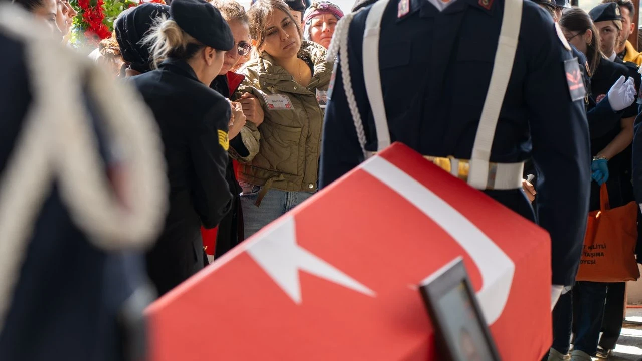 Sakarya'da şehit olan Jandarma Astsubay Kıdemli Çavuş Hakkı Eryılmaz, Manisa’da son yolculuğuna uğurlandı