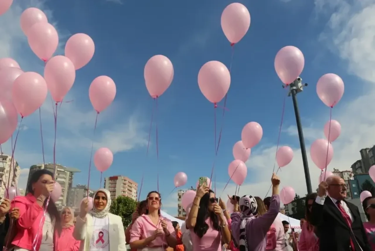Gökyüzü pembe balonlarla buluştu! Adana'da meme kanseri farkındalığı etkinliği