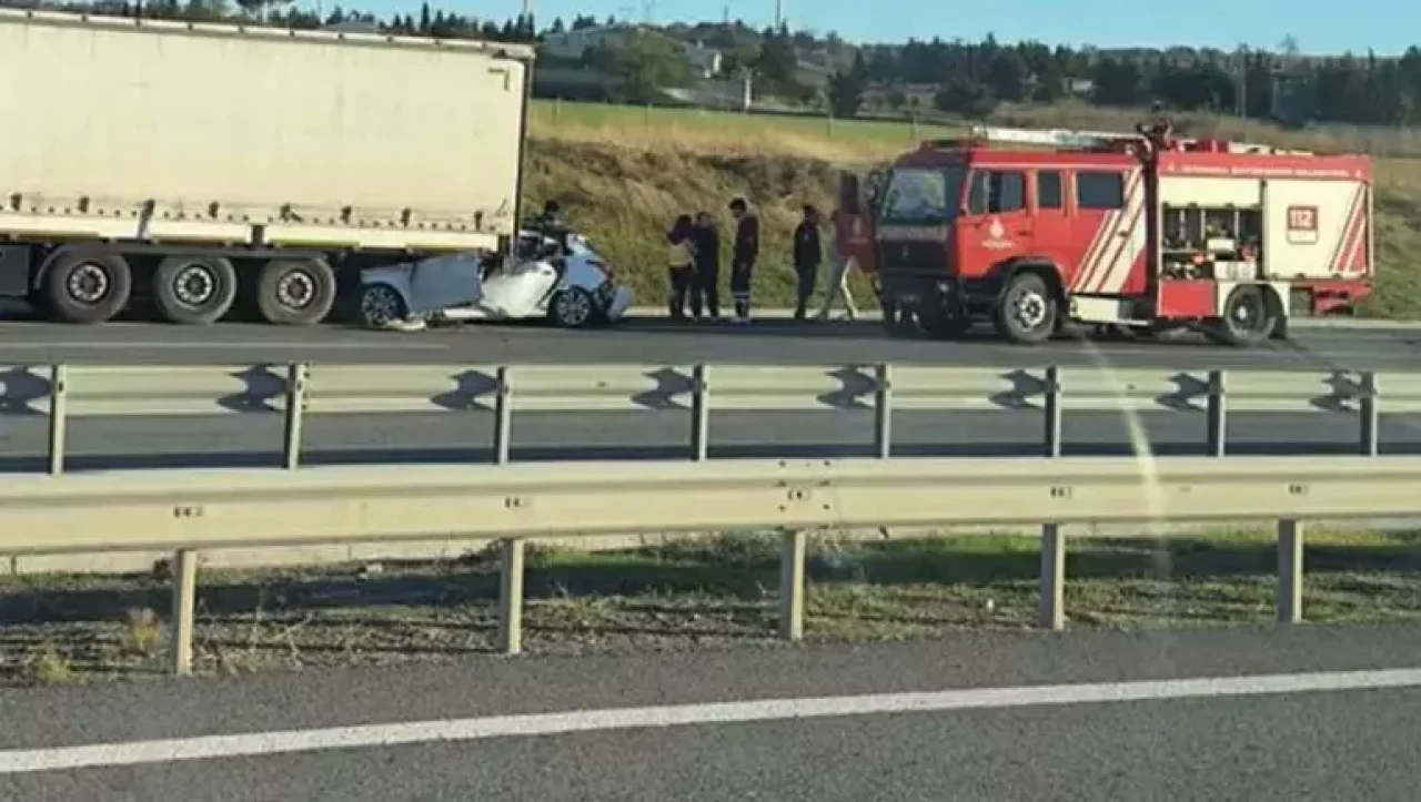 Kuzey Marmara Otoyolu’nda feci kaza: Otomobil TIR’ın altına girdi, korkunç kaza!