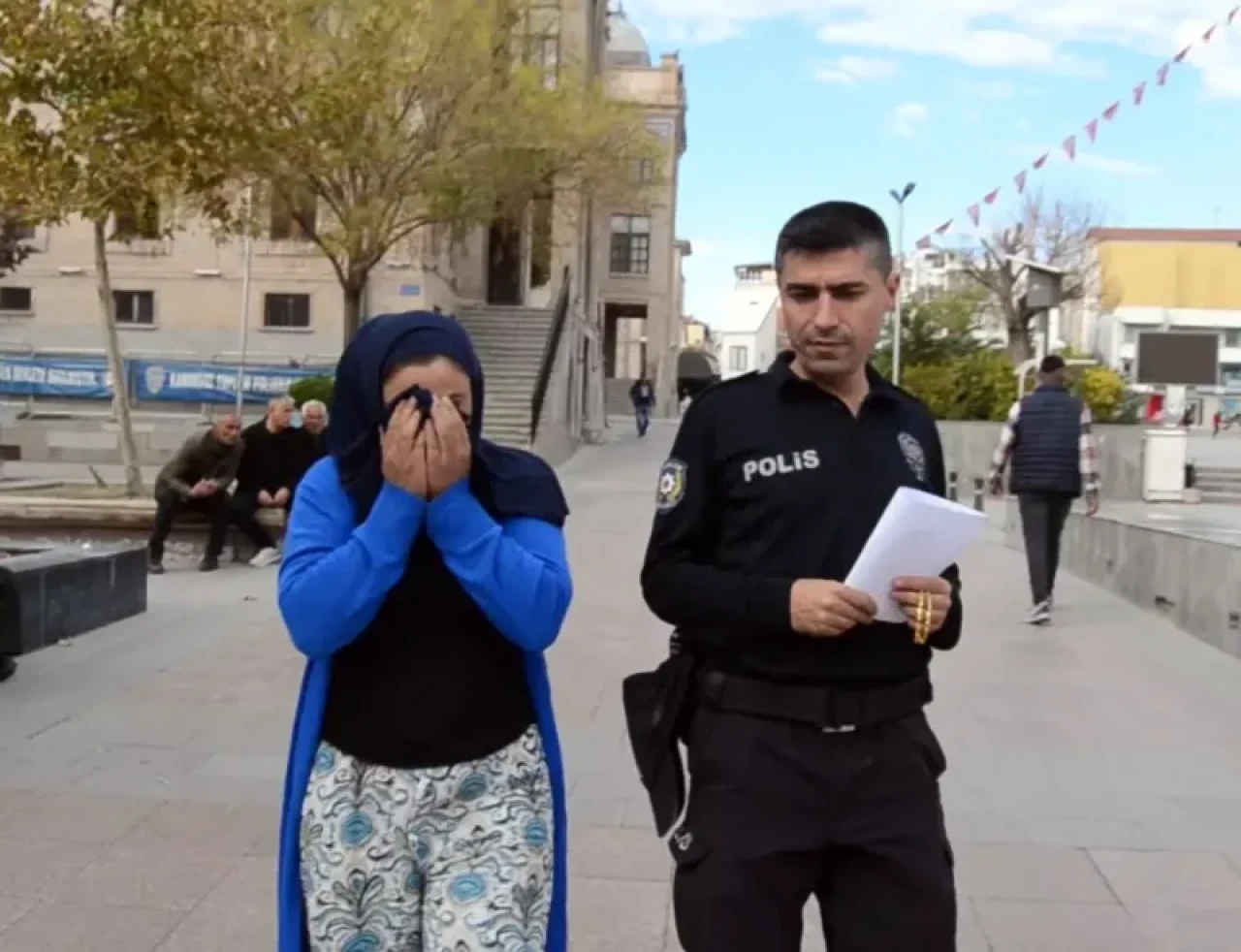 Müşteri gibi girdiği kuyumcudan 300 bin liralık bilezik çaldı