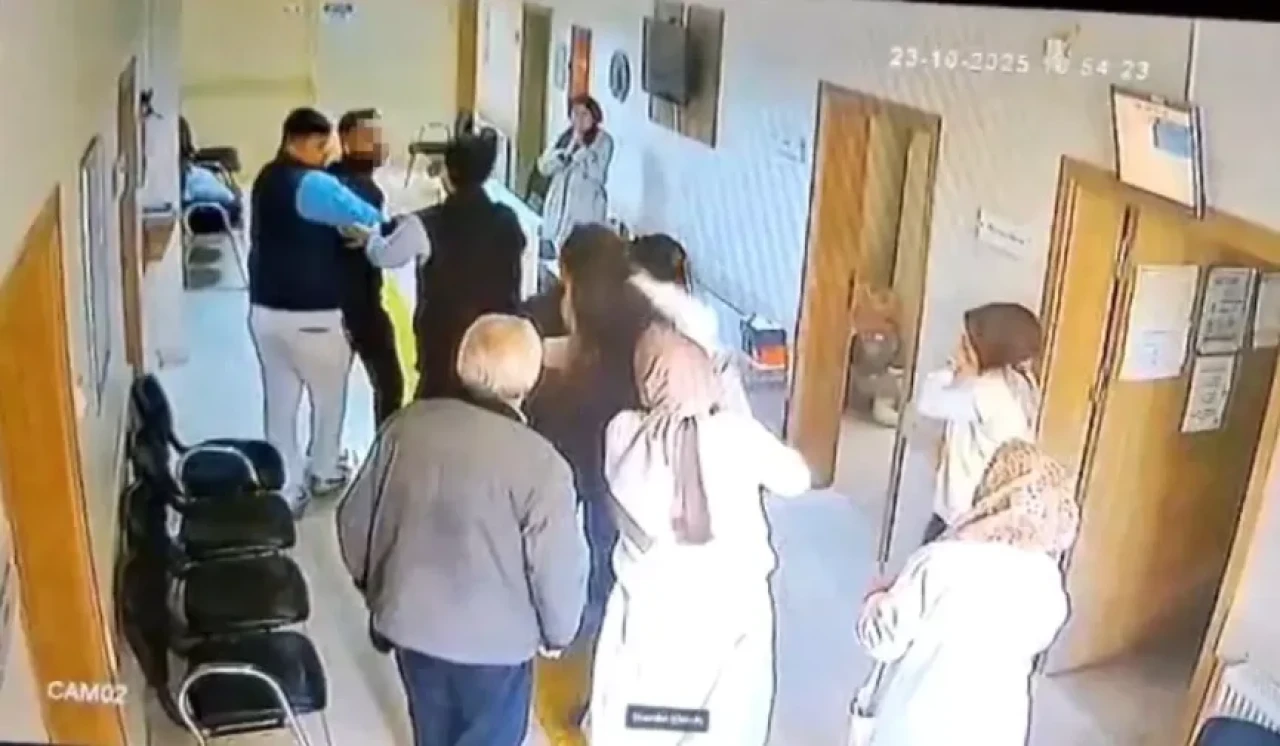 Askerlik muayenesi için geldiği doktorun boğazını sıktı