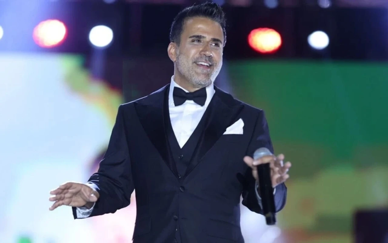 Şarkıcı Emrah yıllar sonra sahneye döndü! Bakü konserinde duygusal anlar