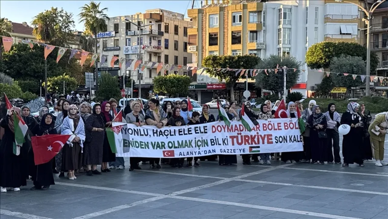 İsrail’in alıkoyduğu Küresel Sumud Filosu aktivistleri Arslan ve Şimşek Alanya’da karşılandı